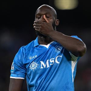 父親遺體被拿去敲詐！郵報(bào)：親戚威脅盧卡庫多給錢，才肯放行遺體