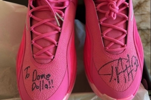 不忘老隊(duì)友！利拉德曬出了字母哥給他送來的新款簽名球鞋！