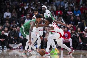 效率不高！安芬尼-西蒙斯13投4中&三分9中2得到14分 出現(xiàn)6次失誤