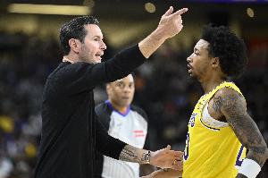 中規(guī)中矩！湖人雙向后衛(wèi)尼克-史密斯10中3拿到8分4板2助 三分6中2