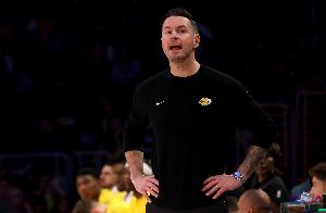 湖三崩？在本賽季季前賽的5場(chǎng)比賽中 湖人在第三節(jié)場(chǎng)均凈負(fù)13.2分