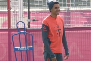 圖片報(bào)：穆西亞拉觀看拜仁公開(kāi)訓(xùn)練，與球迷合影簽名并和教練長(zhǎng)談