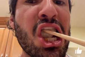 帕托社媒曬吃餃子視頻：好想念中國，吃中國菜時感覺離你們更近了