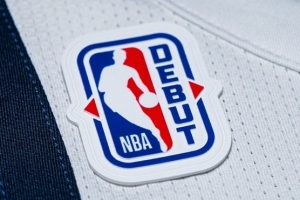 新秀首秀球衣將有特質(zhì)補(bǔ)丁 賽后該補(bǔ)丁將隨機(jī)放入Topps球星卡包中