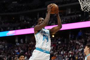 真是太能搶了！迪亞巴特狂搶9個(gè)前場板 7投6中&罰球8中6拿到18分