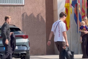 續(xù)約在即！德容抵達(dá)巴薩總部，準(zhǔn)備正式簽署新合同