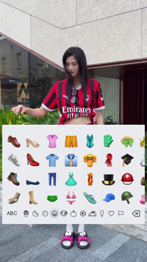 這身穿搭如何？趙麗娜穿米蘭球衣搭配黑色短裙，上演emoji換裝