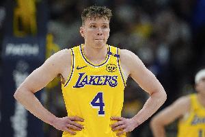 你不是射手嗎？克內(nèi)克特35分鐘12中3&三分9中1全場8分 正負(fù)值-25