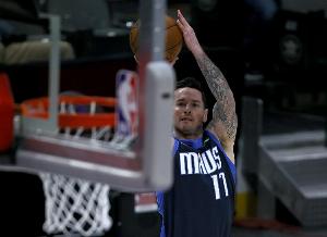 東契奇：雷迪克和我做隊友時已經(jīng)基本跑不動了 當(dāng)時全靠我?guī)? >
                                        </div>
                                    </div>
                                    <div   id=