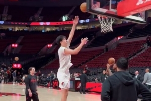 嚴(yán)師出高徒！對陣勇士賽前斯普利特輔導(dǎo)楊瀚森和克林根訓(xùn)練