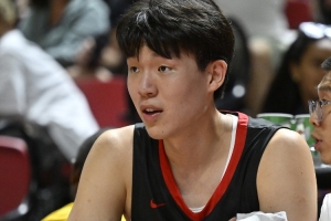 媒體人：在羅威回歸之前 楊瀚森基本已占據(jù)了第一替補(bǔ)中鋒的位置