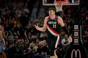 克林根15分11板2斷！比盧普斯打趣：他一個(gè)封蓋都沒(méi)有 我不樂(lè)意