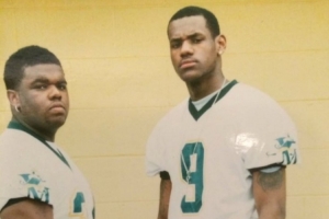 青春年少！詹姆斯轉(zhuǎn)發(fā)與高中隊友身穿橄欖球隊服合照