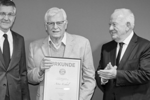 95歲榮譽會員菲希特爾離世，拜仁官方發(fā)文悼念