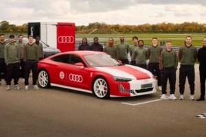 拜仁隊(duì)員挑選奧迪新賽季電動、混動官方用車，參觀了F1項(xiàng)目