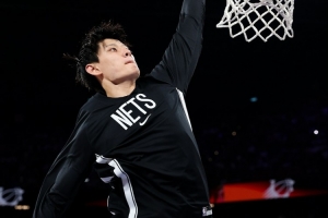 媒體人：小曾身高&技術(shù)難在NBA立足 頂級(jí)黑人鋒線實(shí)在是太多了