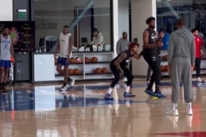 看來恢復不錯！恩比德在訓練時輪流和隊友進行一對一單挑