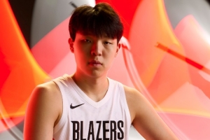 季前賽場(chǎng)均8分3.5板！楊瀚森的努力&進(jìn)步有目共睹 新賽季繼續(xù)加油