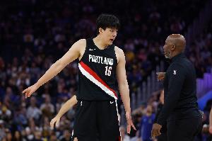 是否會(huì)給楊瀚森畫戰(zhàn)術(shù)？比盧普斯：暫停后試著給他畫了一些戰(zhàn)術(shù)