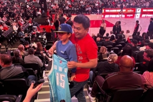 CBA元素！一位球迷拿著楊瀚森青島隊球衣觀戰(zhàn)開拓者vs勇士