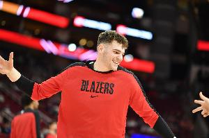 拓記：克林根今晚打得很棒 19分鐘兩雙 就罰球差點(diǎn)意思