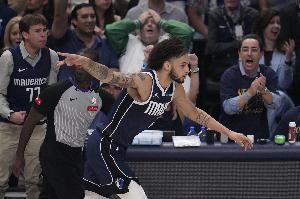 兢兢業(yè)業(yè)！萊夫利出戰(zhàn)25分鐘 7中5砍下12分11板2帽