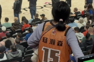 球迷穿小楊CBA球衣觀戰(zhàn)！隊(duì)記：我已經(jīng)看到十件楊瀚森的球衣了