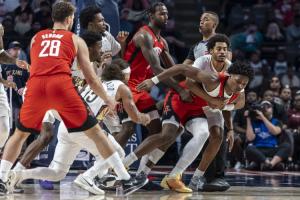 打架了！阿門和老六卡位抱摔連續(xù)出手！前者吃惡犯后者吃T