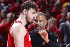 有亮點有不足！申京8中3得8分12板7助2斷1帽 出現(xiàn)了6次失誤