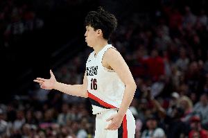 和庫里對飚三分！楊瀚森三節(jié)7中3 得到7分6板1助 出現(xiàn)1失誤2犯規(guī)