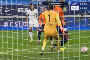 假摔！顏駿凌出擊蘭克爾-澤倒地，主裁看VAR后判定蘭克爾-澤假摔