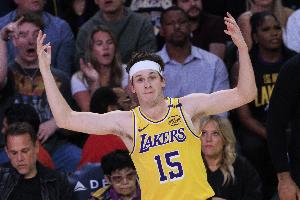 繼續(xù)高效表現(xiàn)！里夫斯上半場10投6中砍下18分 正負(fù)值+9