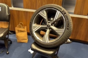 又塞爆米花又被卸輪胎！博納因不聽恩比德的話 被隊(duì)友整蠱