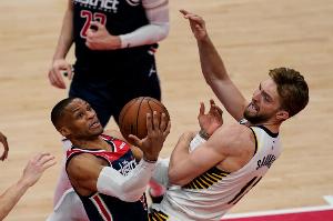 威少和小薩博尼斯重新聚首國(guó)王 而兩人都是三雙好手