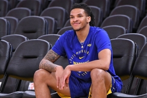 場(chǎng)上作用不??！56號(hào)秀理查德7中4貢獻(xiàn)13分6板2助1斷