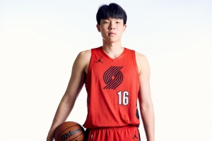 媒體人：楊瀚森在球權(quán)有限的情況下要從防守端做起 加強(qiáng)籃板球