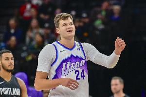 進步明顯！凱斯勒三節(jié)9中6拿到14分10板8助2斷2帽 命中三分球