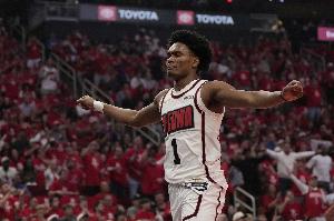 殺氣騰騰！阿門上半場6中3得14分3板3助&罰球7中7 和老六爆沖突