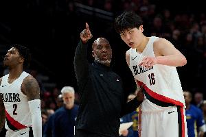 小楊打服美網(wǎng)友：他是中國(guó)約基奇！開拓者未來超巨！當(dāng)代世界屋脊