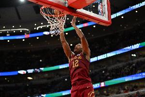 亨特撞到膝蓋下半場沒打！阿特金森：沒必要冒這個風險