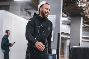 勇士入場(chǎng)照：庫(kù)里小學(xué)生實(shí)錘了 穆迪有點(diǎn)禿 TJD這穿了秋衣？