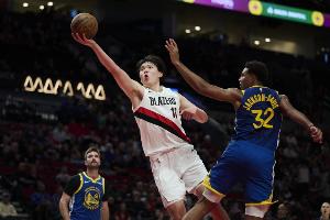 楊瀚森再戰(zhàn)勇士僅1個掩護犯規(guī) 上場4失誤6犯規(guī)&多次被吹掩護犯規(guī)