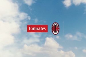 官方：米蘭和阿聯(lián)酋航空續(xù)約，據(jù)悉新約為期5年每年贊助3000萬(wàn)歐