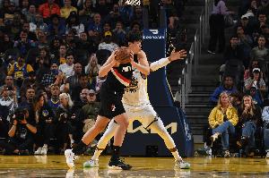 媒體人：楊瀚森幾個月就學會小前鋒打法？CBA能讓他這么打嗎