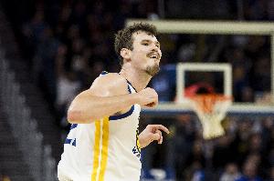 波斯特：賽季中段后在路上開始被認出 但畢竟我也長這么高