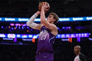 砍分串聯(lián)一把抓！馬爾卡寧首節(jié)5中4高效拿下9分3助1帽