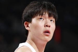 媒體人：楊瀚森被爵士?jī)?nèi)線打爆了 沒摘得任何1個(gè)籃板確實(shí)有點(diǎn)離譜