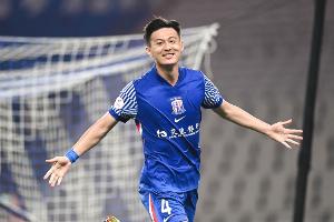 記者：蔣圣龍陪伴妻子生產(chǎn)后馬不停蹄趕回青島，準(zhǔn)備明晚比賽