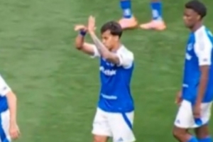 不滿裁判！尤文舊將若熱對裁判做“戴手銬”手勢，隨后被紅牌罰下