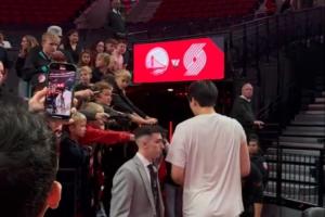 撕裂之城寵兒？楊瀚森被一眾波特蘭小球迷圍著求簽名+合影！